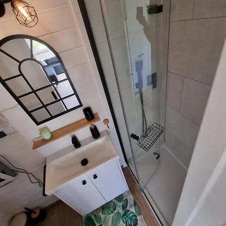 Nad Jeziorem Z Jacuzzi Semesterbostad