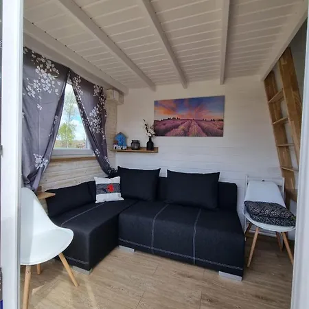 Nad Jeziorem Z Jacuzzi 別荘