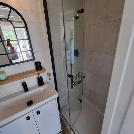 Semesterbostad Nad Jeziorem Z Jacuzzi Sulęczyno